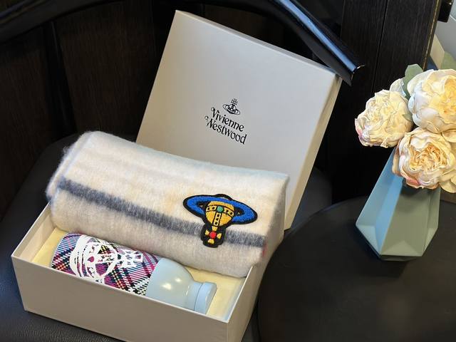礼盒包装 Vivienne Westwood秋冬新款羊驼毛围巾 Vivienne Westwood 土星格纹保温杯