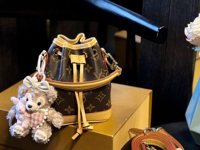 送挂件 折叠礼盒 Lv Mini小水桶包！不得不买的好货！老花nano系列最夯超迷你水桶包！这只几乎身边朋友人手一只，太q！ 配变色皮。做工极精致，各种高大上细