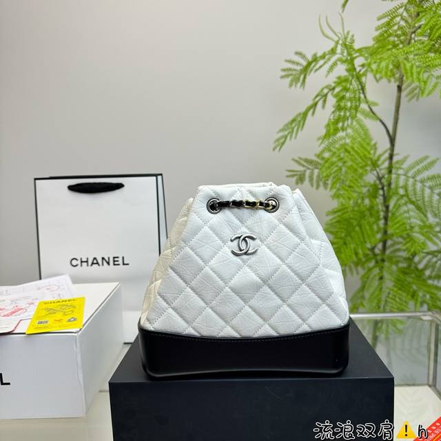 全套包装 一直想要一款双肩包，就是这款小香家流浪双肩包。香奶奶简直就是百搭又时尚，是旅行的不二之选，逛街也方便，简直就是神了。我想很多人都会喜欢选择经典款的双肩