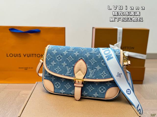 Lv Diana法棍包 精致感满满！ 这个包真的能不费力就能拥有慵懒气质的氛围感。 容量真的很大！里面没有很多夹层设计所以很宽敞～ 手机充电宝化妆品都可以容纳得