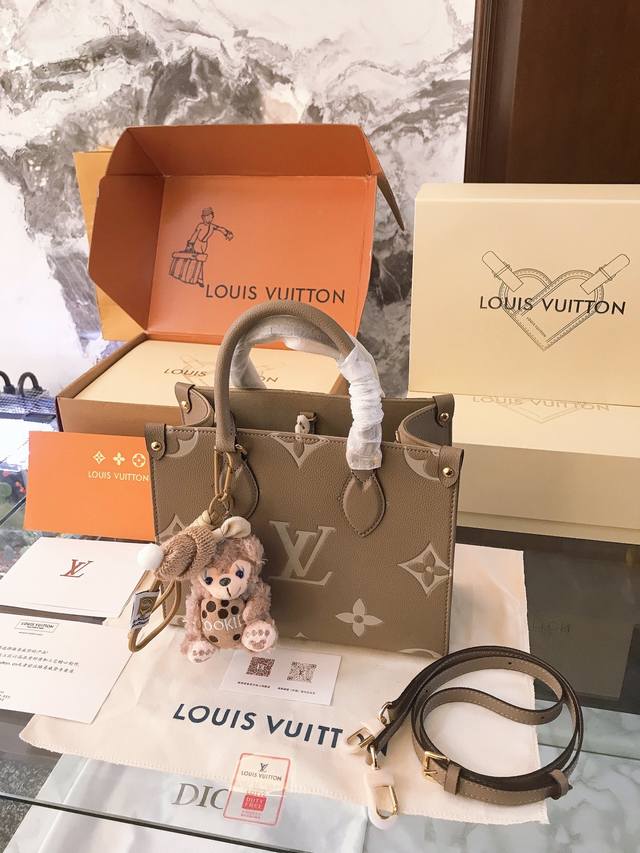 牛皮 全钢五金 配挂件 Lv Onthego 25Cm 压字 丛林包 时尚托特包 牛皮版 折叠礼盒 原单品质 Lv A B面喷绘 Onthego妈咪袋 性价比之 牛皮 全钢五金 配挂件 Lv Onthego 25Cm 压字 丛林包 时尚托特包 牛皮版 折叠礼盒 原单品质 Lv A B面喷绘 Onthego妈咪袋 性价比之