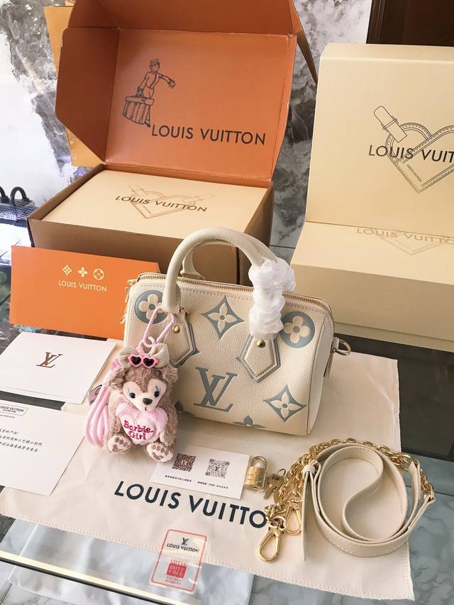 牛皮 全钢五金 配挂件 Lv Speedy 20Cm枕头包 无论版型 内里和专柜毫无差别 真正原版复刻 内里可拆卸 火遍全球的爆款机场大包 机车女神包 明星同款 牛皮 全钢五金 配挂件 Lv Speedy 20Cm枕头包 无论版型 内里和专柜毫无差别 真正原版复刻 内里可拆卸 火遍全球的爆款机场大包 机车女神包 明星同款