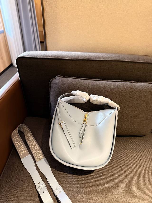 礼盒包装 Size：21Cm Loewe 吊床包 随性气质的代表 牛皮皮质方面真的很好 够细腻也够挺阔！ 手提斜挎 优雅又甜美！！折叠盒