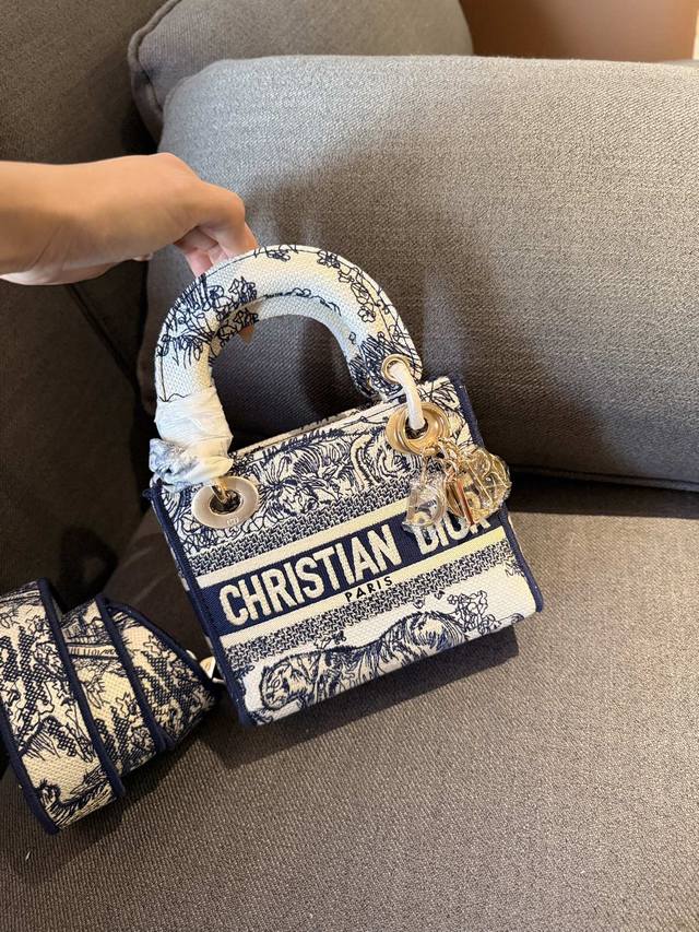 原单 折叠礼盒包装 Dior 2024 新品限定 Dior Micro Mini 小戴妃 配长肩带 高端品质 原版皮 可随意对比专柜细节 独家出货 高版本第一批 原单 折叠礼盒包装 Dior 2024 新品限定 Dior Micro Mini 小戴妃 配长肩带 高端品质 原版皮 可随意对比专柜细节 独家出货 高版本第一批