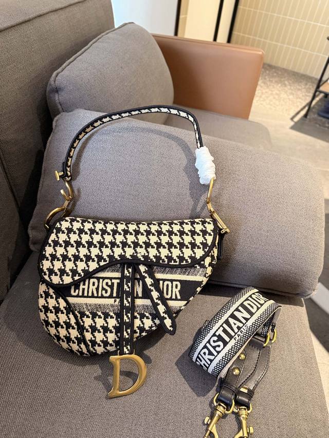 礼盒包装 D家轰动时尚的马鞍包当数老花款最受热捧～每个包柜里都应该有的永恒经典！也必将是一直火爆的传奇之作，Dior Saddle马鞍包，有故事的包包注定不平凡