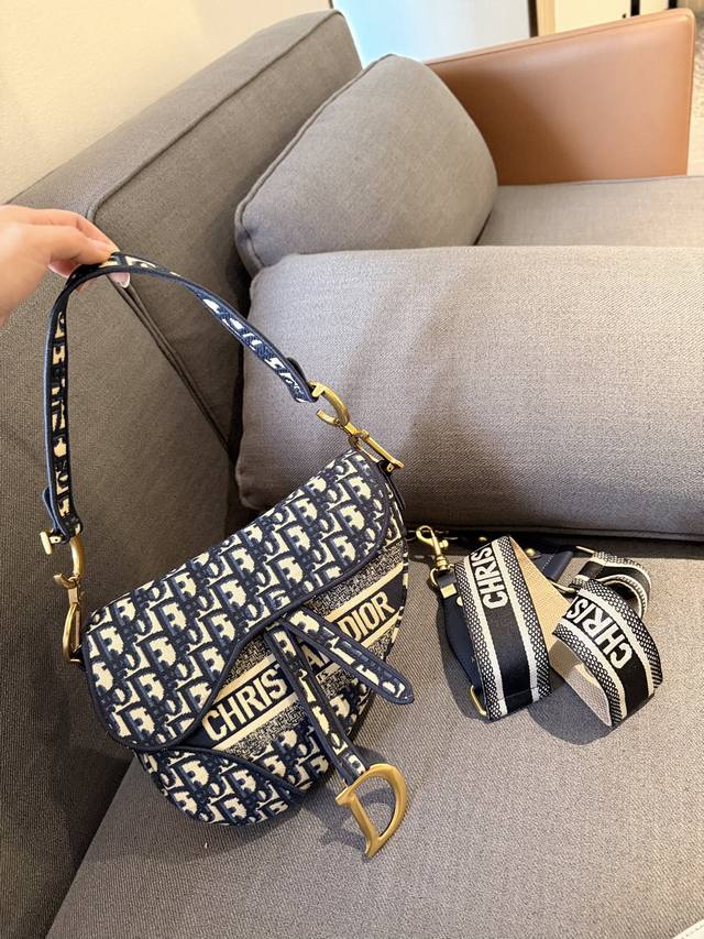 礼盒包装 D家轰动时尚的马鞍包当数老花款最受热捧～每个包柜里都应该有的永恒经典！也必将是一直火爆的传奇之作，Dior Saddle马鞍包，有故事的包包注定不平凡