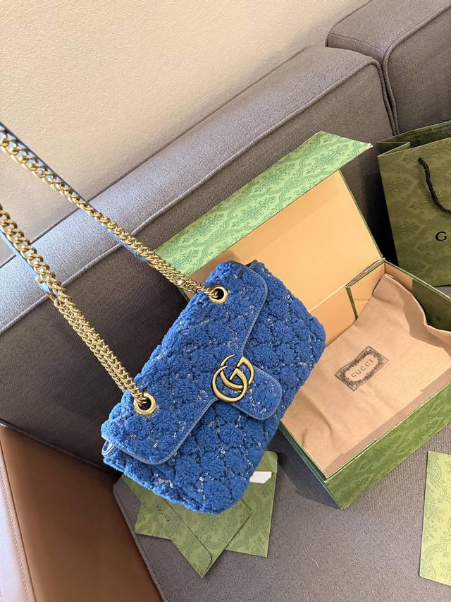 折叠礼盒飞机箱” Gucci 羊羔毛 Marmont 这款太绝了 实物好看的不知道怎么形容 可以说超个性 却又超好背！ 尺寸27Cm