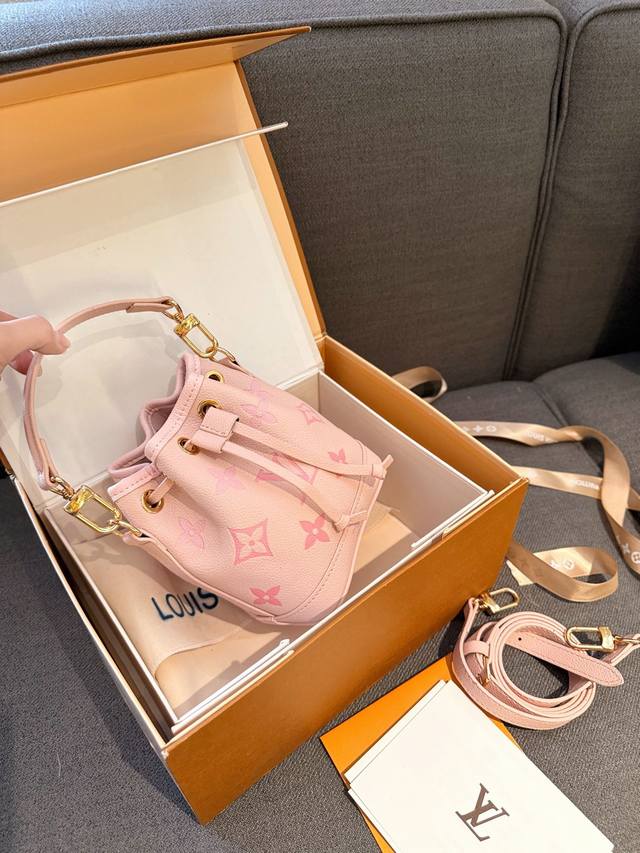 折叠礼盒包装 Lv 24Ss 新款 Mini 小水桶 手柄的设计 比nano容量大 比bb更小巧 喜欢不要错过 彩色超细纤维粘合内衬，金色金属饰件，束绳闭合 尺