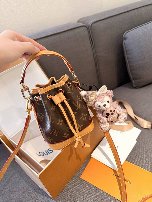 送挂件 折叠礼盒包装 Lv 24Ss 新款 Mini 小水桶 手柄的设计 比nano容量大 比bb更小巧 喜欢不要错过 彩色超细纤维粘合内衬，金色金属饰件，束绳