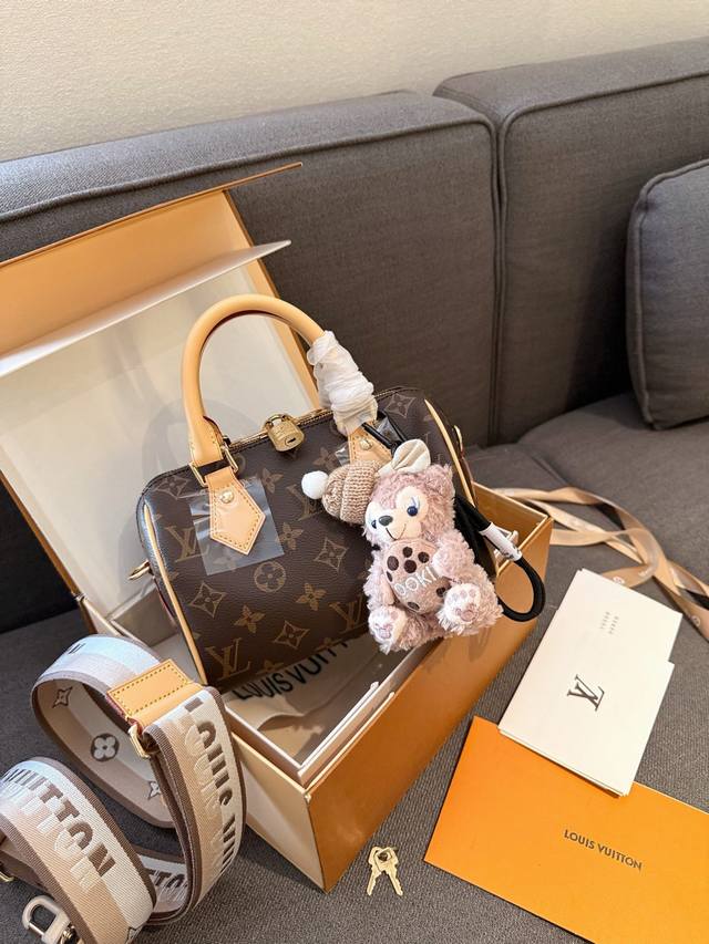 送挂件 “折叠礼盒官网飞机盒” Lv老花speedy 20尺寸完美,上身真香 拿到实物开箱后。我想说见到的实物比照片里好看,并且肩带可以拆卸,包尺寸20*13* 送挂件 “折叠礼盒官网飞机盒” Lv老花speedy 20尺寸完美,上身真香 拿到实物开箱后。我想说见到的实物比照片里好看,并且肩带可以拆卸,包尺寸20*13*