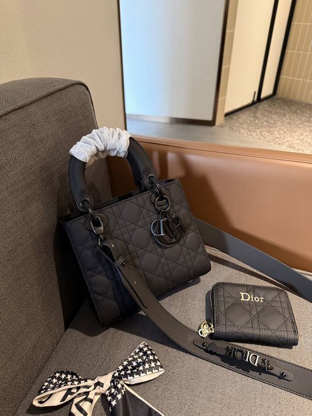 礼盒包装 迪奥戴妃包套装款套盒 配星星 配钱夹 丝巾 百搭经典 种草款精致小巧的一只真的超级无敌巨可爱奶里奶气巨温油 尺寸20Cm