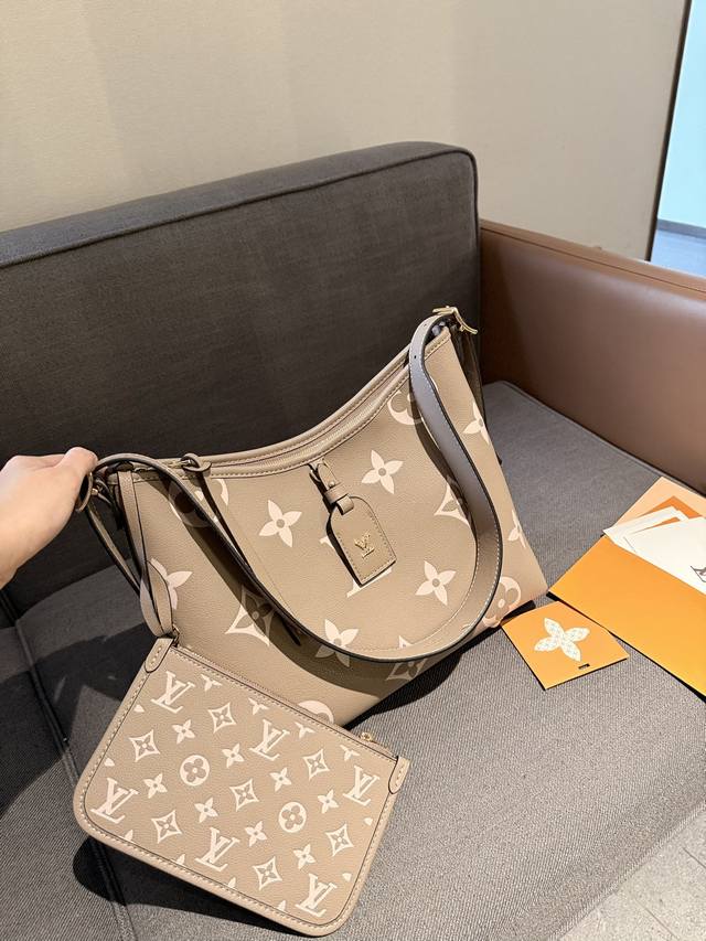 折叠礼盒包装 Lv Carryall 大爆款 买不到根本买不到！它真的太太太太好看了 不愧是断货王上身是真香而且它更适合日常的搭配风格有一种酷酷的赶脚 随性慵懒