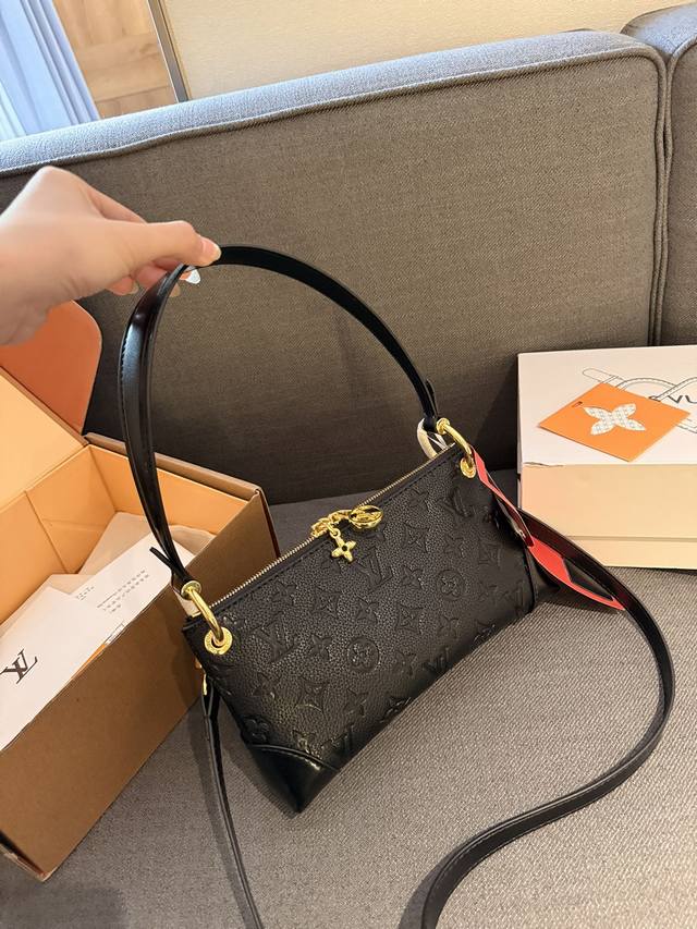 变码芯片 “折叠礼盒官网飞机盒” Lv Mini Pochette小手袋 24K五金 它只是看着娇小，但容量还是满满的哦，手机口红银行卡零钱随意装！江湖中传说中