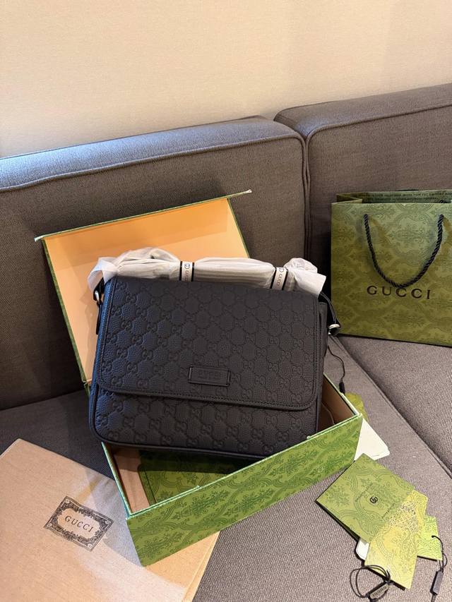头层牛皮 礼盒包装 Gucci男士新款邮差包 适合男士日常通勤搭配 可以放得下ipad 墙裂推荐 尺寸30
