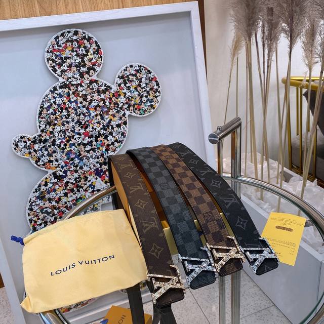 爆款lv宽度：3.8Cm 新款pvc防水面料搭配头层小牛皮带身 搭配专柜最新款设计扣头，设计感十足。时尚百搭，追求高端 原版的品质，品味的体现，休闲高大上！ I