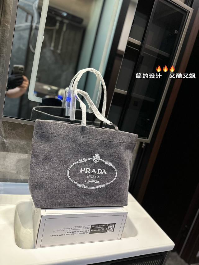Prada最新 购物袋 这个系列将是prada接下来一整季的主打款式。Prada 手袋的曲线型设计十分醒目，当手包很优雅，时尚百搭！也很轻便哦！尺寸 38*30