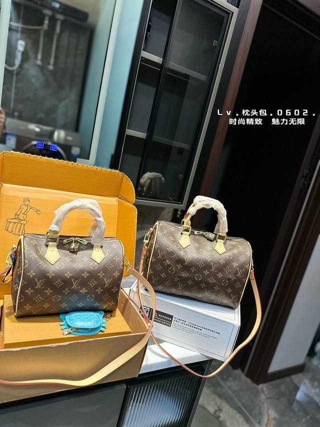 螃蟹挂件 Lv 新款 Speedy Nano 枕头包 Lv 新款系列 枕头包 手袋,全网首发 Lv Speedy Nano 枕头包这款retiro 手袋以标志性