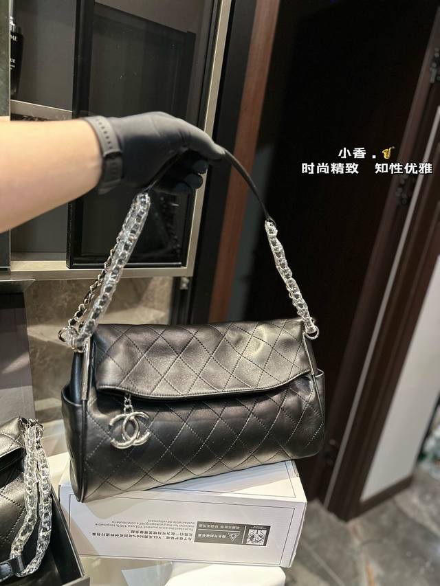 礼盒包装 头层小牛皮材质 折叠包装 Chanel Vintage 慵懒风 亮银hobo 踩中我的审美啦侧边银杆 拉链双c吊坠 浮雕logo 每个细节都高级又随意