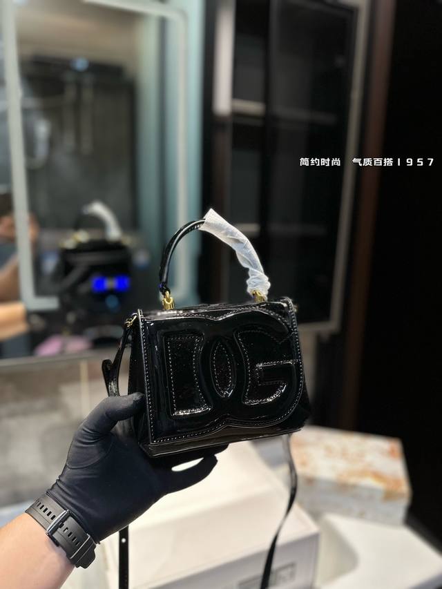 礼盒包装 杜嘉班纳dg 新款 尊贵典雅的外形经典优质面料奢华至极 有着与生俱来的英伦气息 比1制作 特供原版 高端品质独家订制 尺寸：21*10*18Cm