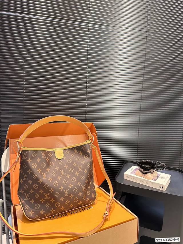 配飞机盒折叠盒子 Lv托特百搭实用 可甜可盐 又酷又飒。逛街通勤,完全是可以驾驭的吖。 巨大袋身干净的外部线条 尺寸:36 28 货号40352 配飞机盒折叠盒子 Lv托特百搭实用 可甜可盐 又酷又飒。逛街通勤,完全是可以驾驭的吖。 巨大袋身干净的外部线条 尺寸:36 28 货号40352