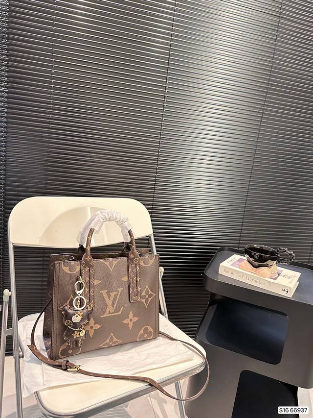 配盒子 Lv托特 质感爆棚的美 上身真的太太太有质感啦 日常逛街不要太吸晴 尺寸 28 23 货号66937改版