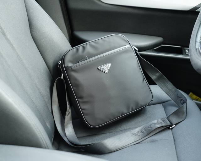 普拉达 官网同步 高版本 斜挎单肩背包 经典不过时之作 原单布料材质 手感细腻 深度防水耐磨 非市面普通货 低调奢华 完全不浮夸的款式 日常又时髦 规格：25X