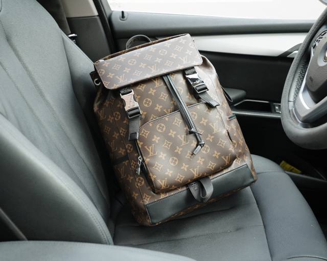 路易威登 官网同步 高版本 原厂双肩背包 不要错过 全小牛皮制作 品质极好 超大容量 非市面普通货 来自贸易公司的狠货.. 强调一下 原厂 一直是抢爆的款式 专 路易威登 官网同步 高版本 原厂双肩背包 不要错过 全小牛皮制作 品质极好 超大容量 非市面普通货 来自贸易公司的狠货.. 强调一下 原厂 一直是抢爆的款式 专