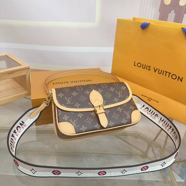折叠礼盒 Lv 法棍包 邮差包 翻盖手袋，网红爆款 这款邮差包真是太有味道了 浓浓的复古风情 的精髓体现的淋漓尽致 挺括明快的线条与丰富的经典设计细节彰显独特魅