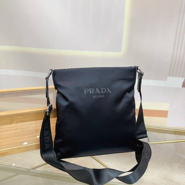 普拉达男士邮差包 请永远相信prada包！ 有一点美式复古感慵懒又随性 夏天随便搭配都很好看！ 尺寸：24 26 Jh