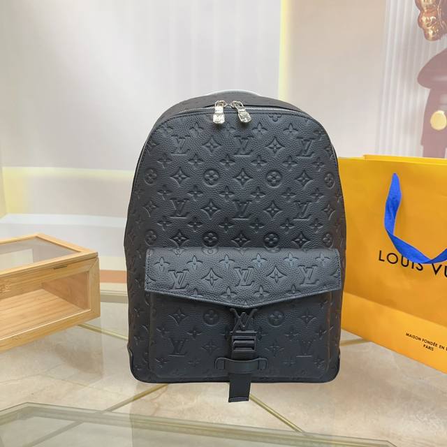 Louisvuitton 路易威登 牛皮多功能双肩包 背包牛皮男包 电脑包 采用精湛镶嵌细工 经典百搭 实物拍摄 原厂原版面料 配送防尘袋 30 X 39Cm。 Louisvuitton 路易威登 牛皮多功能双肩包 背包牛皮男包 电脑包 采用精湛镶嵌细工 经典百搭 实物拍摄 原厂原版面料 配送防尘袋 30 X 39Cm。