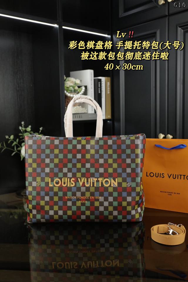 大号 无盒 中号 无盒 小号 无盒 Lv 彩色棋盘格 手提托特包 路易威登 2025 春夏男装秀在巴黎启幕，男装创意总监 Pharrell Williams开启