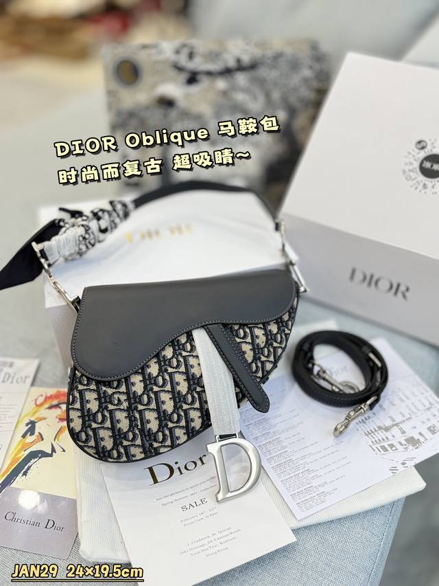 大号 配全套礼盒 小号 配全套礼盒 Size:24×19.5 19×15 Dior迪奥 Oblique 马鞍包单肩斜挎手提包 迪奥 马鞍包 Dior 颜值很到位 大号 配全套礼盒 小号 配全套礼盒 Size:24×19.5 19×15 Dior迪奥 Oblique 马鞍包单肩斜挎手提包 迪奥 马鞍包 Dior 颜值很到位