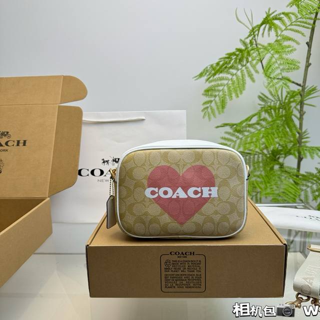 配飞机盒 蔻驰 相机包 百搭经典 精致的一只低调有质感 独特的艺术气息 简洁大方 却又不失小心机 复古优雅 满满的高级感很好驾驭，不挑衣服，不挑季节一年四季都可