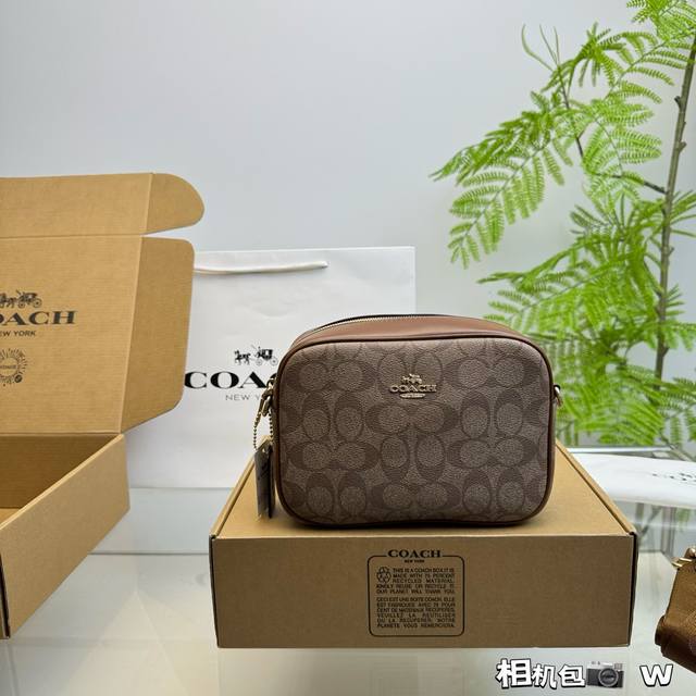 配飞机盒 蔻驰 相机包 百搭经典 精致的一只低调有质感 独特的艺术气息 简洁大方 却又不失小心机 复古优雅 满满的高级感很好驾驭，不挑衣服，不挑季节一年四季都可