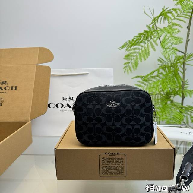 配飞机盒 蔻驰 相机包 百搭经典 精致的一只低调有质感 独特的艺术气息 简洁大方 却又不失小心机 复古优雅 满满的高级感很好驾驭，不挑衣服，不挑季节一年四季都可