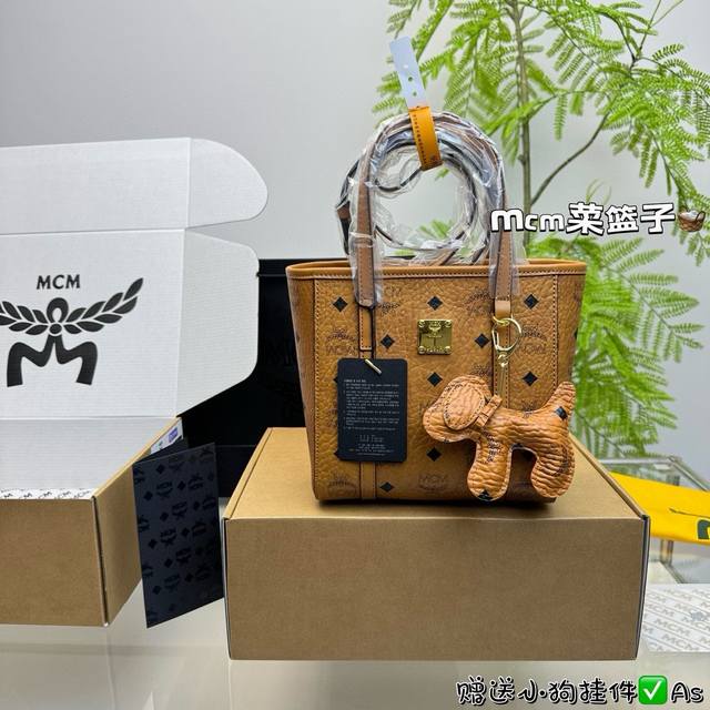 飞机盒 Mcm菜篮子 分享 强烈推荐 超级好背 能装很多东西 我和宝宝的东西都可以装下 主要是很好搭配 手提 斜挎都好看！最近每天都在背 爱了！Size：19*