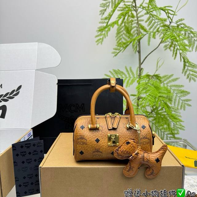 飞机盒 Mcm专柜同步款 出货啦枕头包 今可手提可以斜挎 特别实用 喜欢的抓紧自留啦 尺寸：18Cm