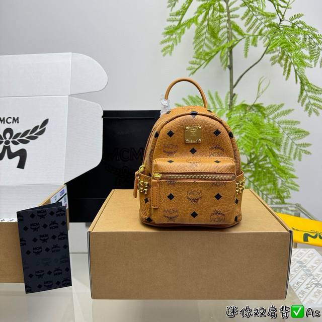 飞机盒 升级版 Mcm经典双肩包 立体而自然 对花剪裁 以中轴为对称中心线的上线倒向对称， 十分完整完美， 尤其包型 超有弧度感的！ 尺寸：18*20Cm 迷你