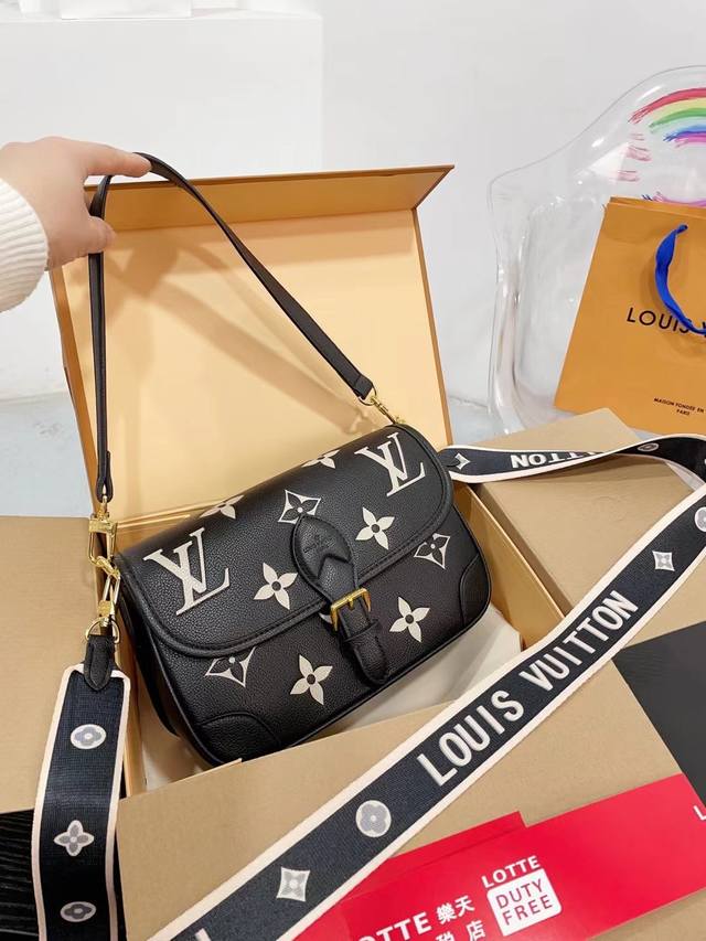 飞机盒折叠礼盒包装 Lv法棍包穿搭也太好看了吧 无滤镜的上身实拍先 自从speedy20开始就种草了这个系列然后又特别喜欢 双肩带的配置让复古的气质中又带着时尚