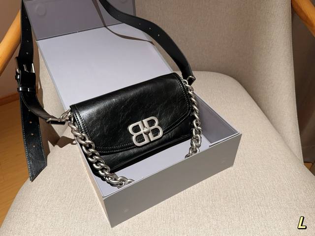 礼盒包装 Balenciaga 巴黎世家 Bb Soft Flap Bag新款包包 Bb Soft Flap Bag，直接超越了crush 在我心里的地位，银色