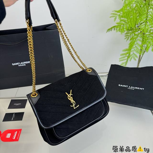 飞机盒 折叠盒 圣罗兰邮差包 非常特别，低调的有些酷，背起来特别的能体现时髦 个性 帅气女人的魅力，它就是ysl目前人气最高的niki邮差包。背这款包的女人都很