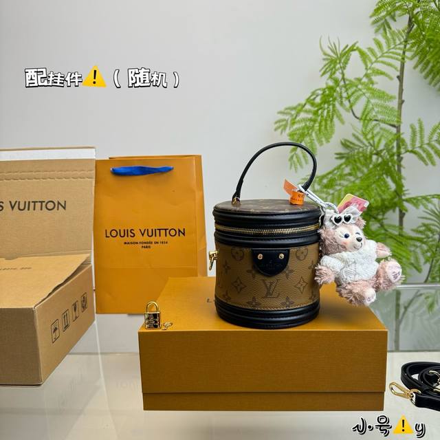 折叠盒 配挂件 随机 Lv Cannes 水桶包 发财桶新出的 太可爱啦nano发财桶 越用越香!!! 尺寸小号14 15 折叠盒 配挂件 随机 Lv Cannes 水桶包 发财桶新出的 太可爱啦nano发财桶 越用越香!!! 尺寸小号14 15