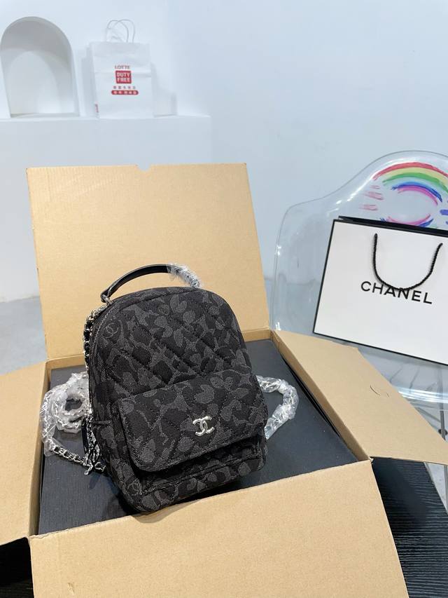 折叠盒 尺寸14.19Cm 香奈儿 24C小双肩迷你书包 好可爱的小书包！香奈儿24C的新款，这么小的双肩包真的好少见，可爱炸了！而且这只小双肩可以一包多背哦，