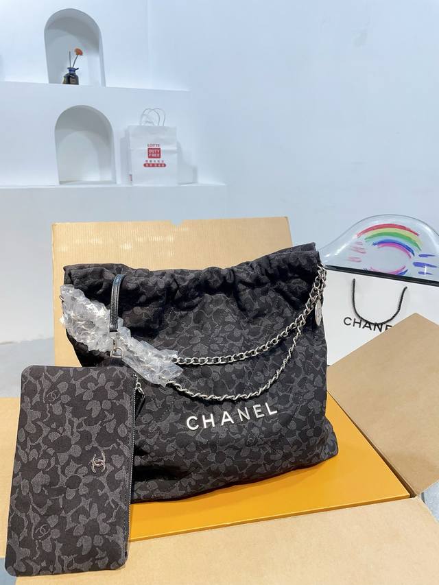 折叠盒 Chanel香奈儿牛仔垃圾袋 Chanel 22Bag这颜值太能打了◎能装又好看，随性软塌塌的质感背起来超有范儿！ 尺寸34.35