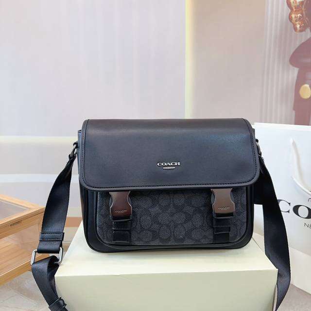 配礼盒 男士邮差包 Coach酷帅邻家风走起~ 男包应该如何选择时尚界男包内卷舌 不如配上一些明亮的颜色打造酷帅邻家风~ Coach蔻驰的track系列一直都是