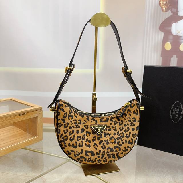 配礼盒 普拉达秋冬上新豹纹系列每只拎出来都是绝美啊姐妹们！超轻容量大 新月包和softlux 两款包型均配有长斜挎带 可斜挎！尺寸23.13Cm Lh