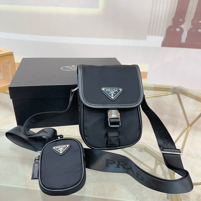 折叠盒 普拉达prada尼龙手机包 巨美一小只 爱到不行 高级感扑面而来～ 尺寸： 13 17Wx