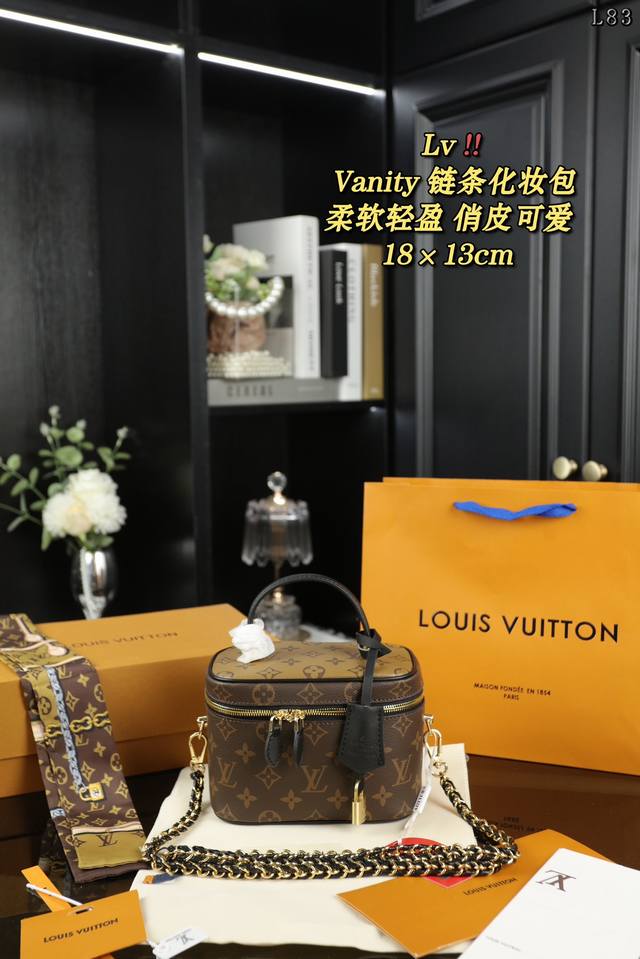 配折叠盒丝巾 Lv Vanity 老花链条 手提单肩斜挎化妆包洗漱包 春夏季见证nicolas Ghesquitère为路易威登旅行传承谱写的当代乐章。本款都市