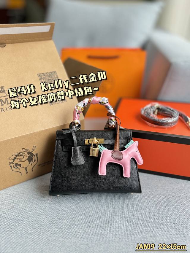 配全套礼盒随机丝巾随机小马 Size：22×15 Hermes爱马仕 Kelly 二代 金扣 凯莉包手拿包 美在心尖尖上的小极品包型硬挺 气场拉满永远不会出错的