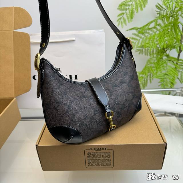 飞机盒 蔻驰 牛角单肩包 Coach Coach你真的别太会了，新款小腋下满满的高级 感，两边的金属扣让整个包都显的更加年轻百搭，最主要的是新款！ Size：2